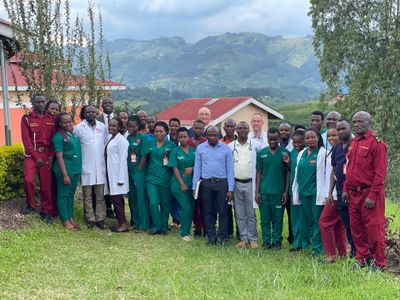 Das gesamte Team des Krankenhauses bei Eröffnung des Surgical Camp