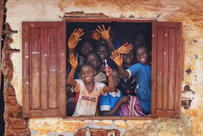 Schulkinder in Nguelemendouka winken mit überreichten Zahnbürsten